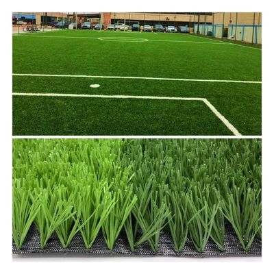 Grama artificial resistente UV do futebol com furos da drenagem e revestimento protetor de PP+Net